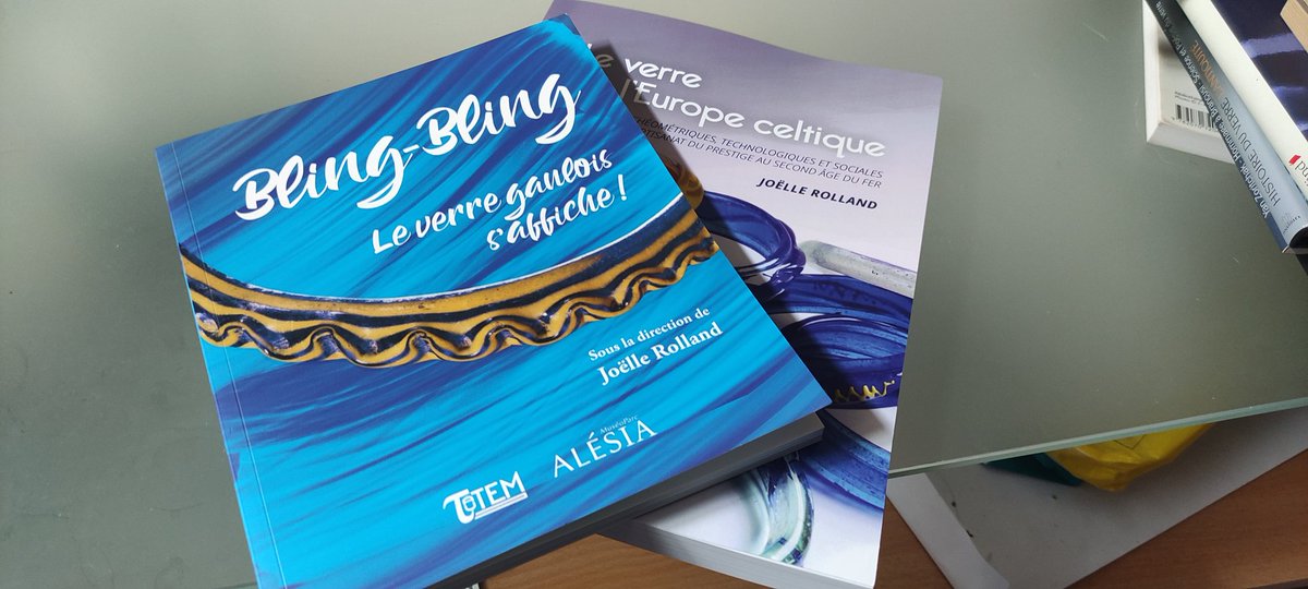 KissmygIass's tweet photo. Wohlolo regardez le super cadeau que je viens de recevoir de la part de @JoelleRolland
Ces deux ouvrages sur le vieux verre des anciens et en bonus un superbe bracelet .
Merci Joëlle 💙💙 https://t.co/RBKIeUdvpk