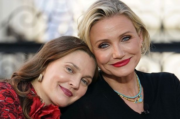 (Mirror):#Drew #Barrymore and Cameron Diaz praised for swerving filters to embrace 'age gracefully' : Charlie's Angels star Drew Barrymore and Cameron Diaz shared a gorgeous picture that had fans gushing over their looks .. #TrendsSpy https://t.co/h6S5UZrQJj https://t.co/1h0aXyYnD7