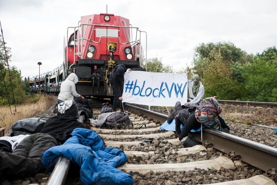 fein_frisch's tweet image. Aufgrund desaströser Ermittlungen und einer skurrilen Verwechselung stehe ich am 20.9. in WOB vor Gericht.
2019 fotografierte ich die Blockade des VW Werks in WOB. Die Polizei meint ich sei eine*r der Aktivist*innen gewesen #Polizeiproblem #Pressefreiheit bit.ly/3hCFjsF