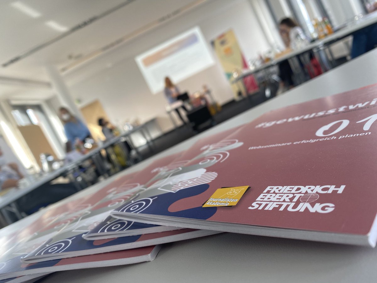 Unglaublich, aber wahr! Nach über einem Jahr digitaler Weiterbildung für Journalist_innen, ist heute unser erstes Seminar im nicht-digitalen Raum in der <a href="/FESonline/">Friedrich-Ebert-Stiftung</a> in Berlin gestartet. Das Thema: Themen Pitchen für Journalist_innen mit <a href="/VivianUpmann/">Vivian Upmann</a>. Wir freuen uns riesig! 🥳