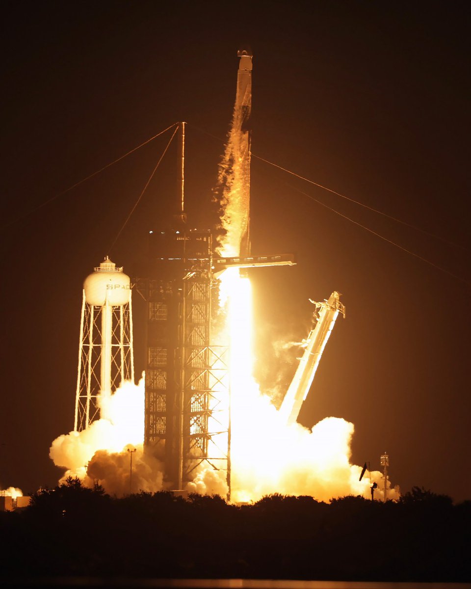 avalondotred's tweet image. #LaunchComplex39-A in the foreground, the #SpaceX #Falcon9 #rocket lifts off from #KennedySpaceCenter Fla., carrying an all-civilian crew on the #Inspiration4 mission
📷:Joe Burbank
avalon.red/632378976