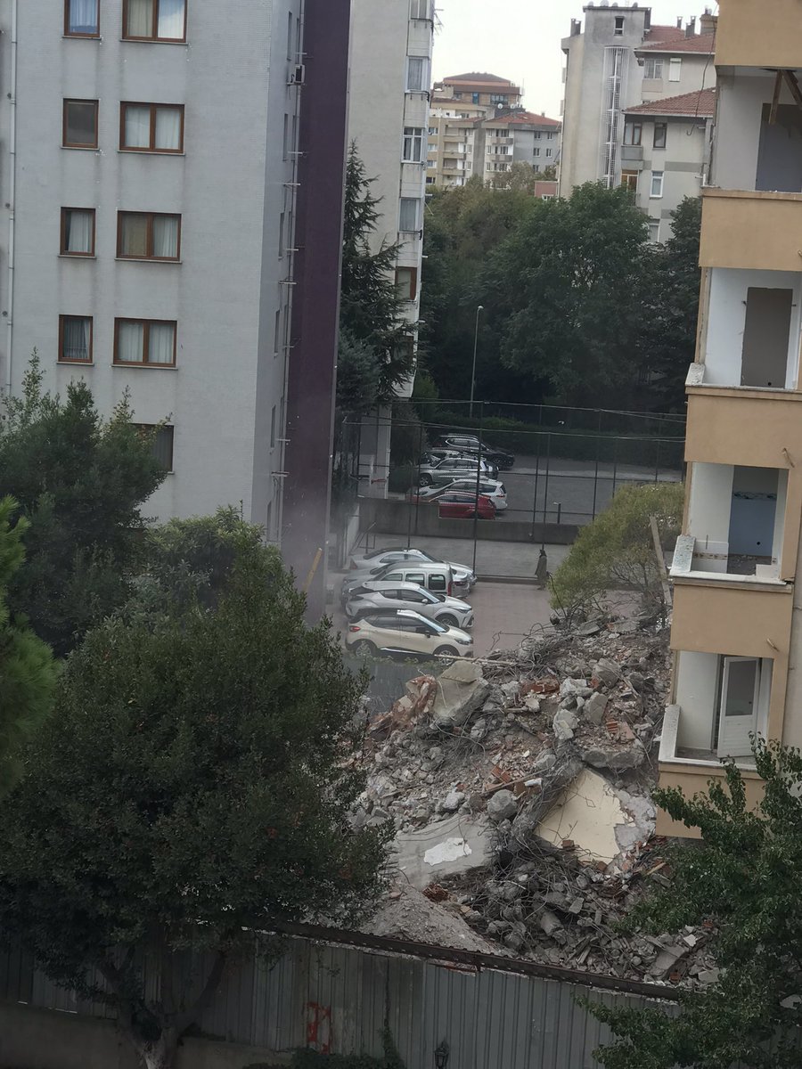 Şikayetimizi de bildirdik ama hala devam ediyor. <a href="/kadikoybelediye/">Kadıköy Belediyesi</a>