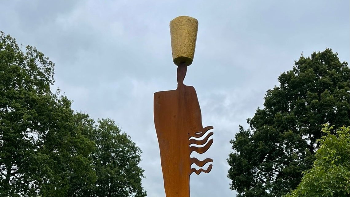 Koos Toren en Joop Striker zijn dit jaar samen goed voor 5 kunstwerken.
Heb je ze al gespot? Haal nu de flyer met de kunstroute bij o.a. VVV Assen en geniet nog een paar dagen van Kunst aan de Vaart BUITEN!