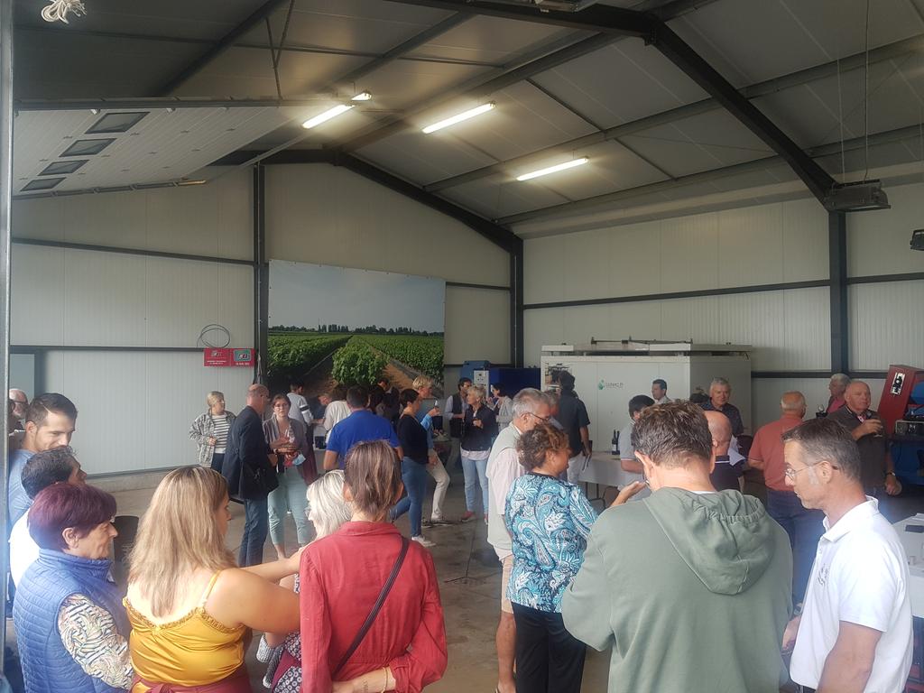 D_Amblevert's tweet photo. Moment d'échanges entre nos clients viti et techniciens @chambagri33 @vignevinfrance .... dégustation des cépages à fin d'adaptation @PlaneteBordeaux et #Resdur
@oscar_vigne
Chez @AmblevertViti l'offre plants @vitipeps s'élargit avec 90 parcelles clonales, 150 assemblages. https://t.co/yCZbi7ypN1