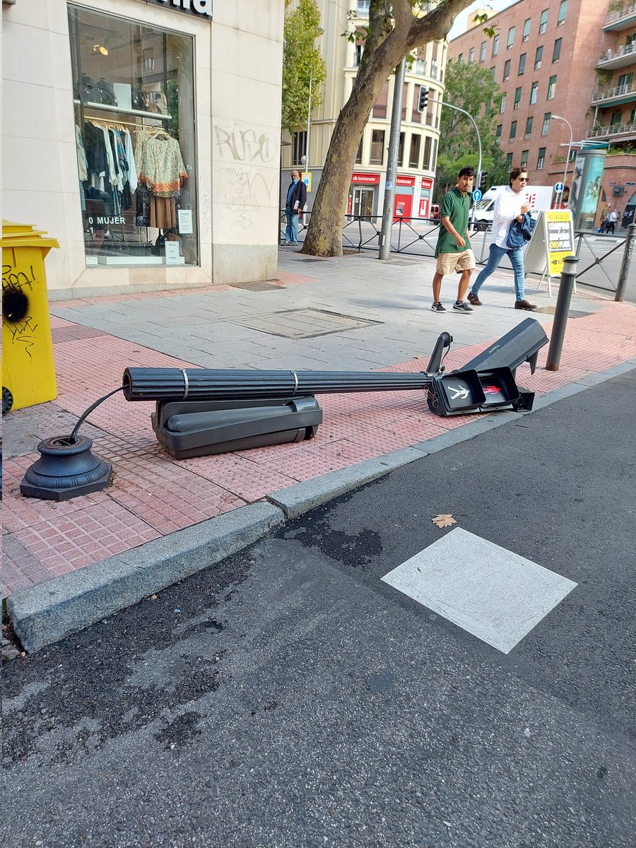 Así toda la mañana. C/Altamirano, semiesquina c/Princesa. Ya no hay servicio de limpieza, ni mantenimiento, ni seguridad, pero un semáforo que se cae cada poco (algún día encima de alguien) y toda la mañana sin recoger, sigue encendido <a href="/Lineamadrid/">Línea Madrid</a>  <a href="/MADRID/">Ayuntamiento Madrid</a> <a href="/AlmeidaPP_/">José Luis Martínez-Almeida</a>