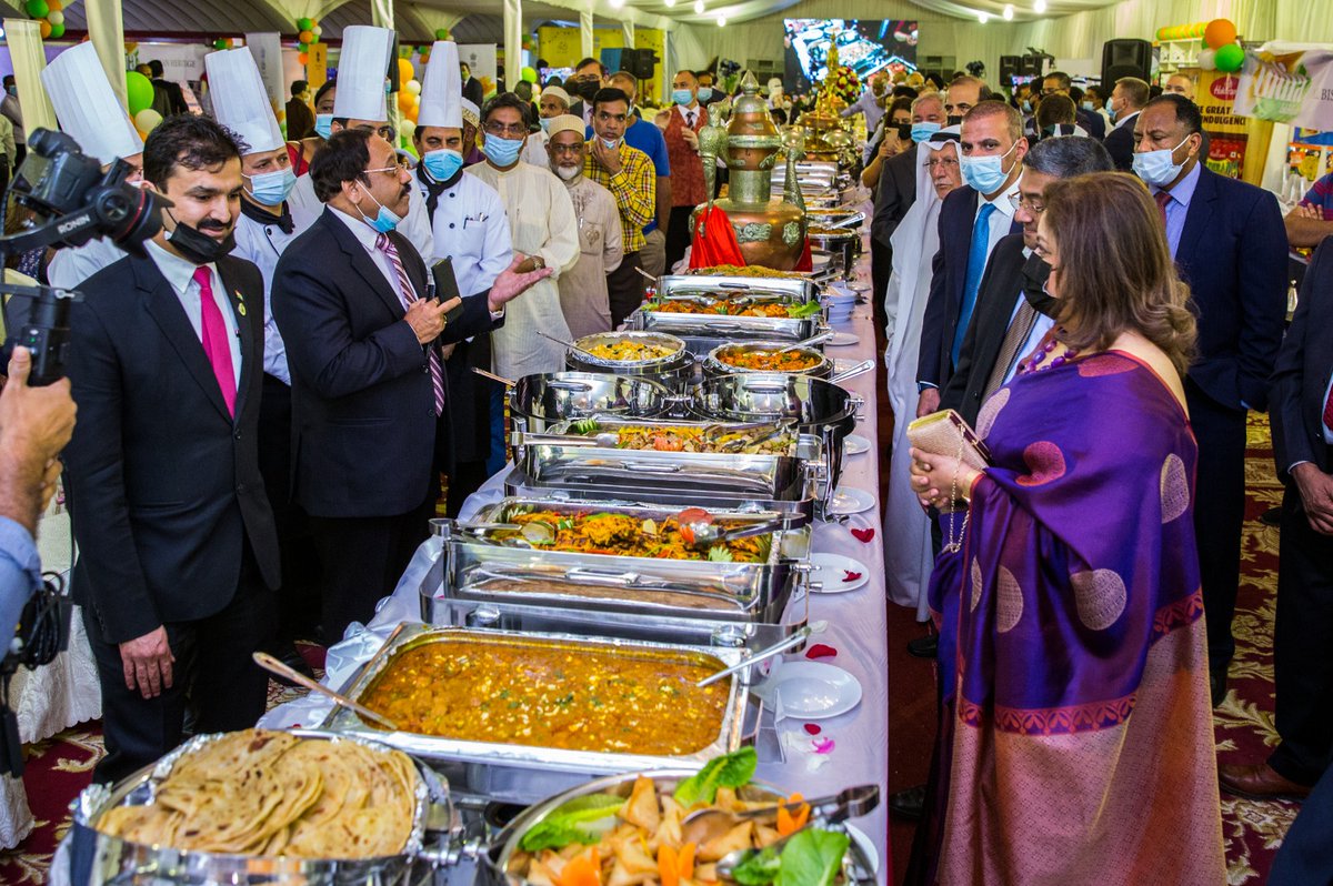 indembkwt's tweet photo. Ambassador, joined by esteemed guests, cut a cake in celebration of India@75.An eclectic presentation of 75 different dishes from all regions, showcasing India's culinary heritage and diversity was the highlight of the evening. @AmritMahotsav #IndiaAt75 #IndiaKuwait60 #MadeInInd https://t.co/h2EdVUEXbc