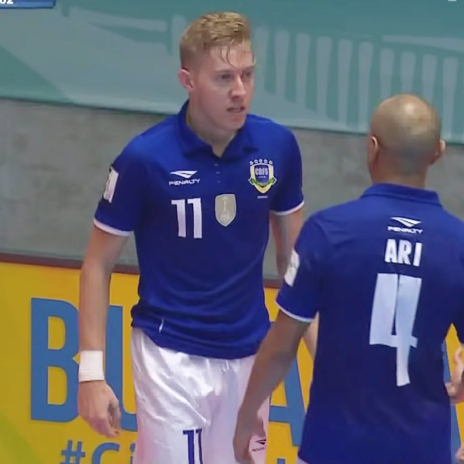 サンパチオフットサルクラブ على تويتر 今日初めて知った 普通に生活する上でまったくなんの役にも立たない情報 をお伝えしておくと フットサルブラジル代表ユニフォームがペナルティからナイキに変わって それに加えてエンブレムも変わっていた 16年 21年