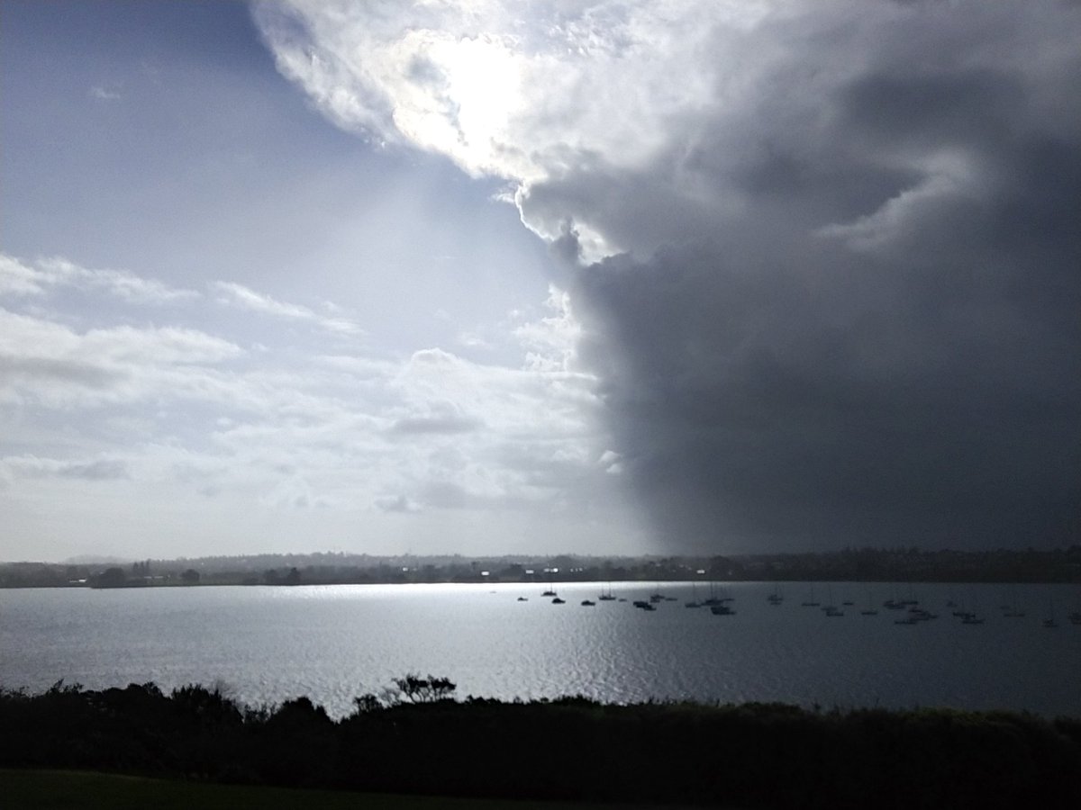 黑云压城城欲摧，
甲光向日金鳞开。
         ----李贺