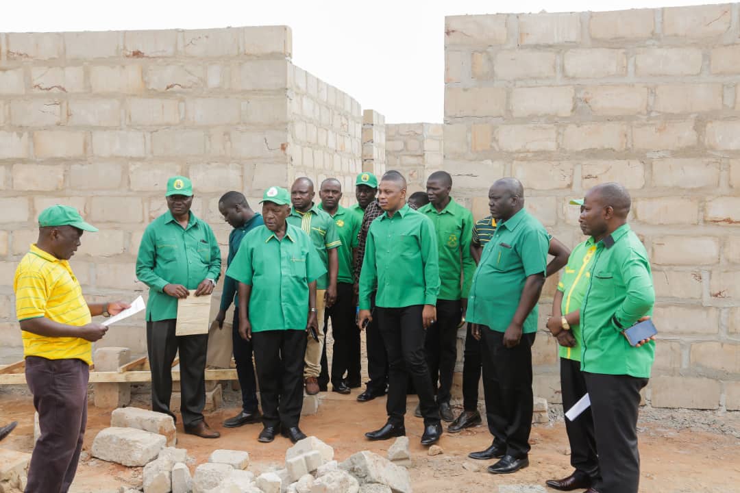 Namna ambavyo Chama Cha Mapinduzi kinasimamia utekelezaji wa ilani ya uchaguzi ya 2020 ni dhahili kuwa serikali inaenda kufanya makubwa Sana katika kuletaji maendeleo nchini. CCM imara, Serikali imara 🙏
<a href="/ccm_tanzania/">Chama Cha Mapinduzi</a> 
<a href="/SuluhuSamia/">Samia Suluhu</a> 
<a href="/DrHmwinyi/">Dr Hussein Ali Mwinyi</a>
@DanielGChongolo
<a href="/hamdu_shaka/">Shaka Hamdu Shaka</a>