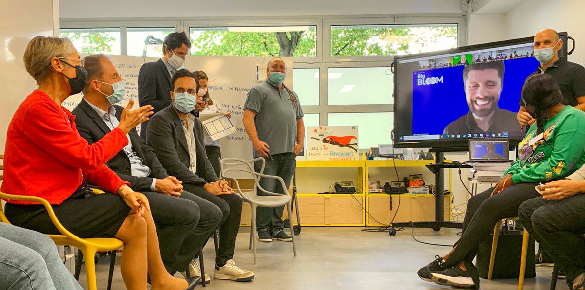 mounir's tweet photo. Une bonne politique publique se construit pour et avec ses bénéficiaires. Au @poleemploi_LAB de #Paris19, des #jeunes travaillent à proposer des améliorations au Revenu d'Engagement (#REJ). Avec @Elisabeth_Borne, nous avons eu la chance de les rencontrer. https://t.co/UEOQfTzcuT