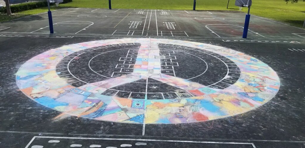 PrincipalRIE's tweet photo. Our scholars made an amazing “peace” sign with our art teacher today. @ed_goltz @OSPACadre7 https://t.co/a0gfcwrGxi