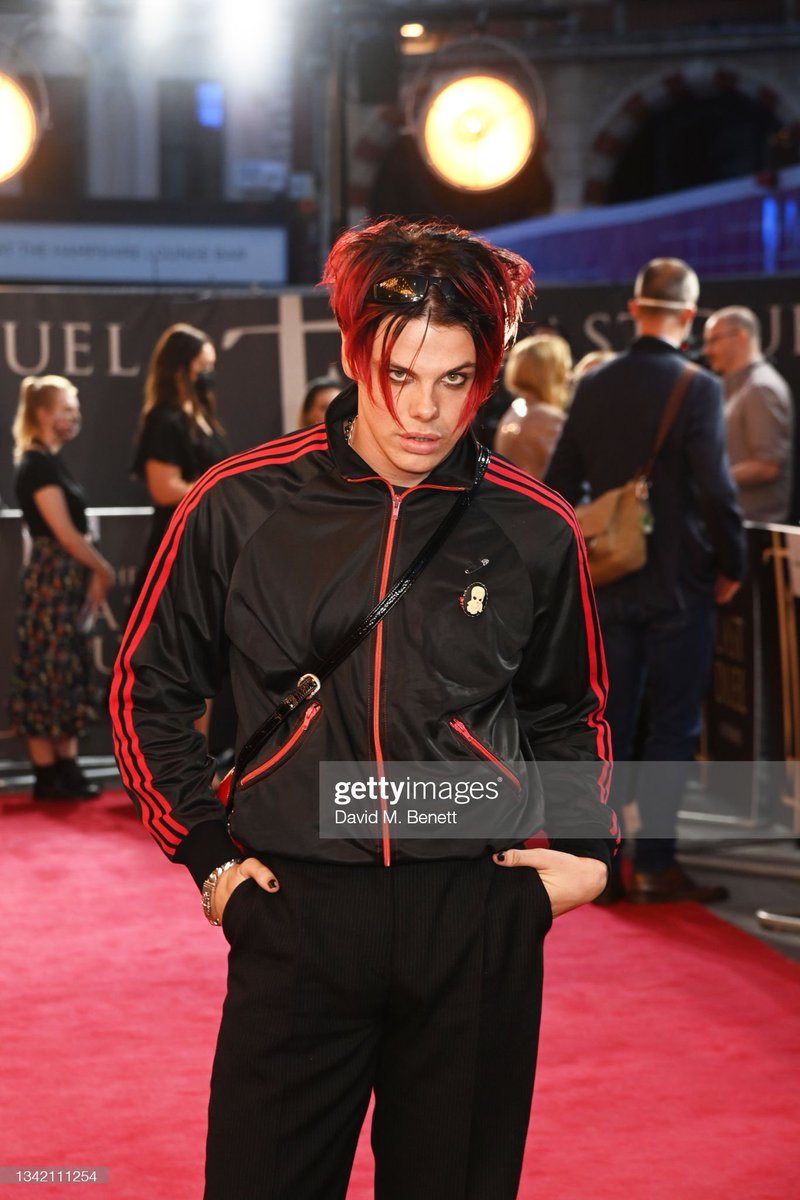 ticketstocolson's tweet photo. Why is Yungblud wearing a trackie top, cross-body bag and sunglasses to a red carpet the most British thing I have ever seen 💀 https://t.co/KBpnc5dkWO