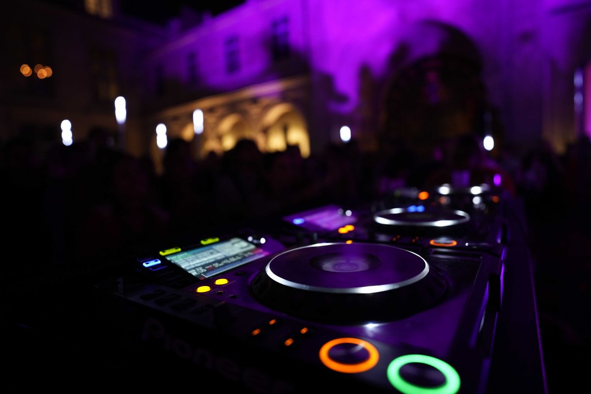 fipradio's tweet image. 🔴 #ONAIR : On poursuit avec une ambiance électrique et le live immersif de @paraoner toujours dans le cadre de notre soirée #FIP360 au @museecarnavalet 🔥
(@parismusees / @MagazineTrax)

À suivre en direct 👉 fip.fr/electro/webrad…