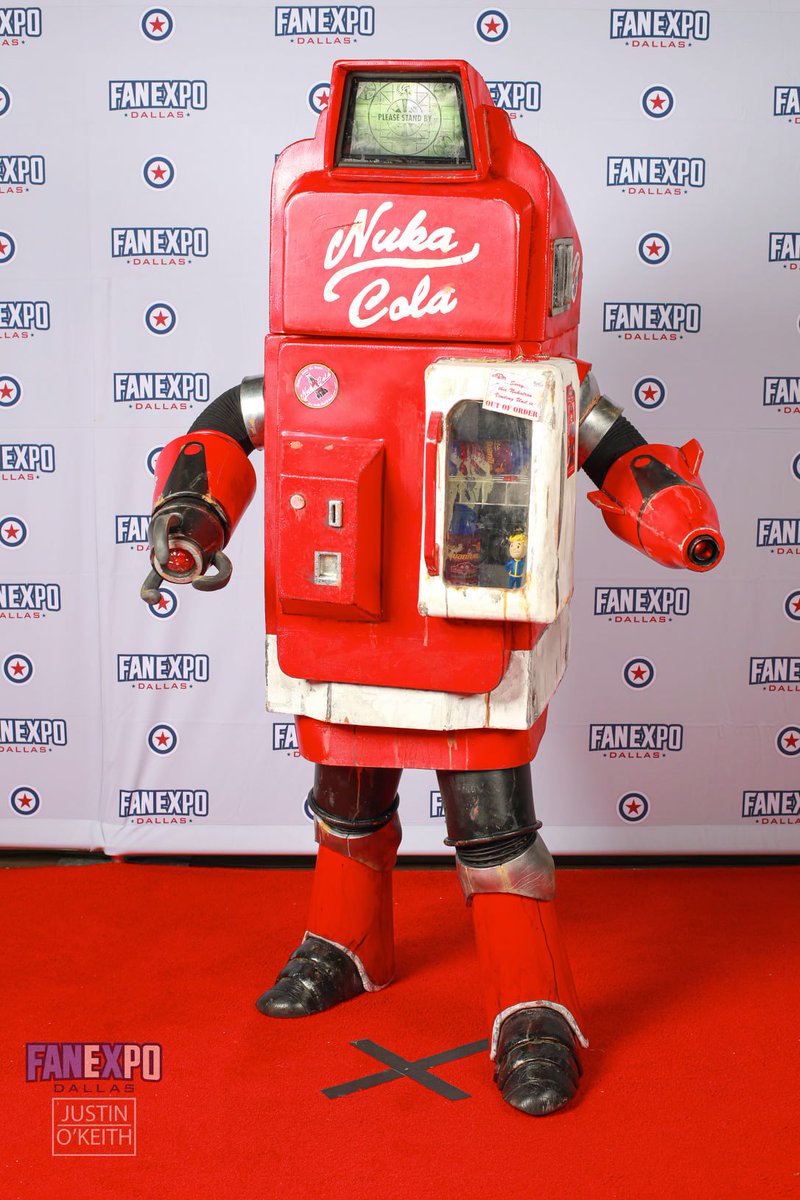 kettlebriar's tweet photo. Me walking the red carpet in my FALLOUT Nukatron Mark II Vending Unit at Fan Expo Dallas this weekend. Photo by @justinokeithcreative
#justinokeithcreative #nukacola #kettlebriar #fallout #FANEXPODallas #fallout4 #Fallout76 #Bethesda #nukatron https://t.co/HKynsJJyEf