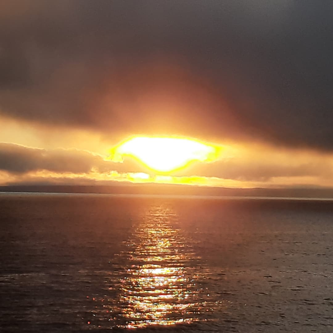 Cornish_Hol_Esc's tweet photo. Stunning sunset this evening at #Porthleven #AutumnEquinox #Cornwall #sunset https://t.co/Knuh2jnAzq