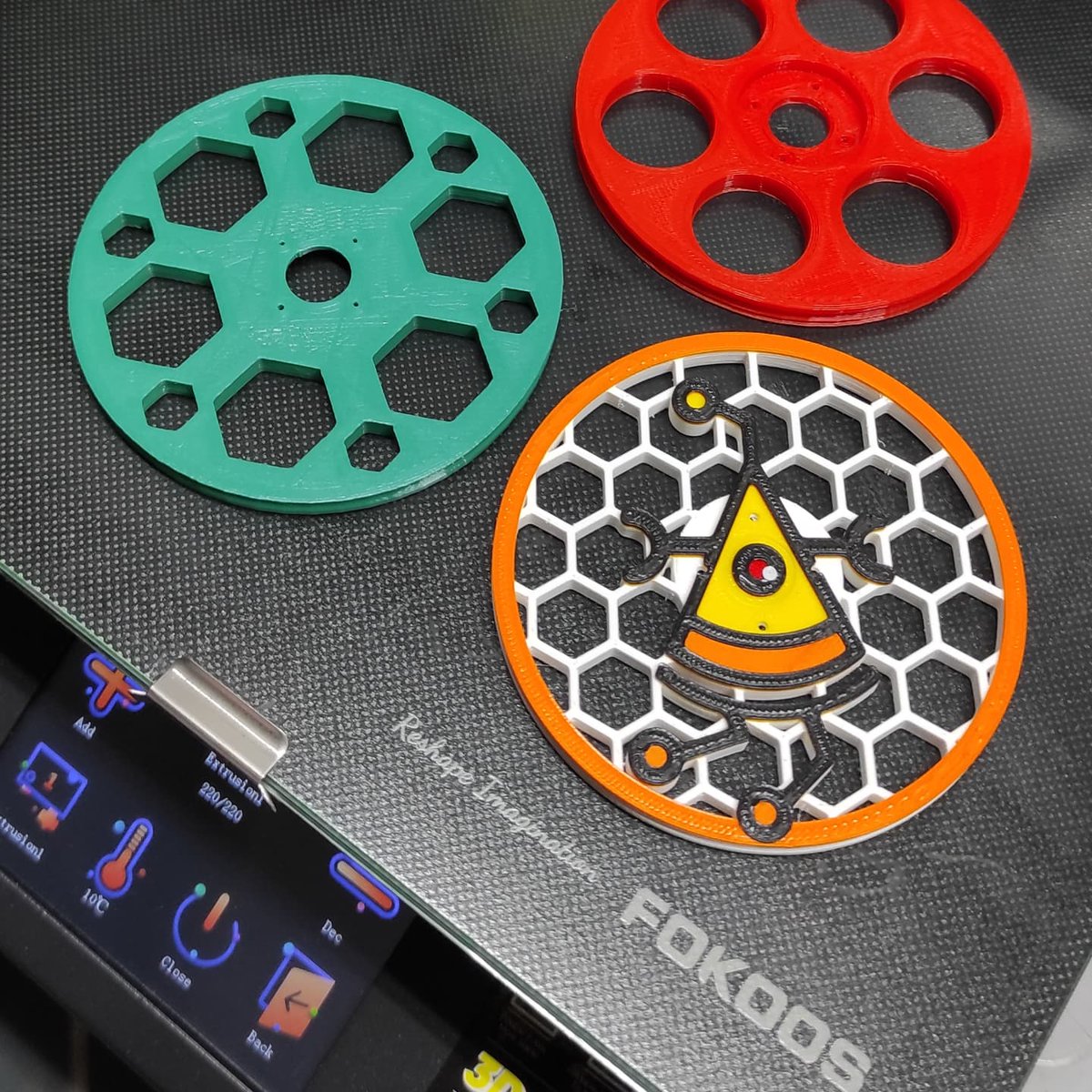 settorezero's tweet photo. 3 new wheels for #arduino #robot  #arlok. See in the #github repo (https://t.co/yJccsVLtB1). @pizzarobotics wheel designed by @br1johnny . Thks @Fokoos_Tech for gifting us the new #3dprinter https://t.co/G1xLssBaFx
