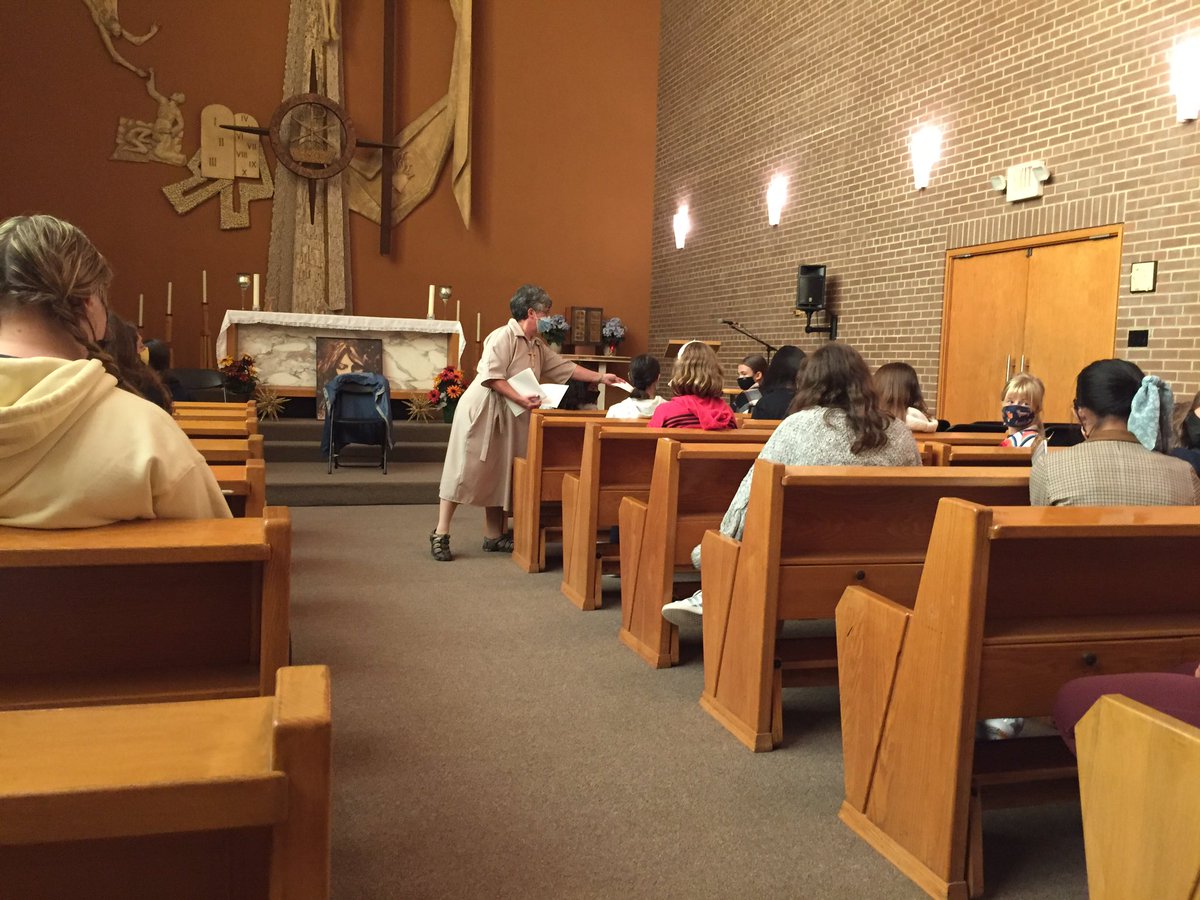 MsGuayHNMCS's tweet photo. Forming new friendships during our Grade 7 Religion Retreat this morning @HNMCS Special thanks to Sister Peggy for sharing her time and her stories with us! https://t.co/mLuzuRm3zJ