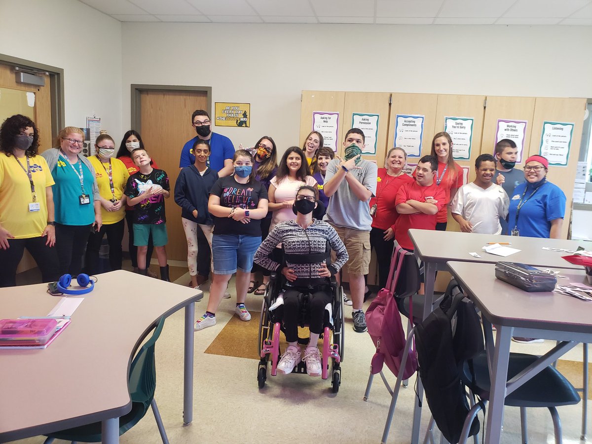 This may have been my favorite day of spirit week! <a href="/mstodrwatts/">Erika Watts</a> <a href="/cassieadley/">Cassie Adley</a> @mr_swoboda
