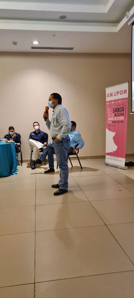 AnaporPanama's tweet photo. El 21 de septiembre, Carlos Pitty, Presidente de #ANAPOR, junto a @MSDAnimalHealth , se reunió en Chitré con los porcicultores de la región de Azuero, capacitándolos sobre las mejores prácticas contra la PPA en Panamá. #TodosContraLaPPA #Panama @IMA_Pma @MIDAPma @MINSAPma https://t.co/lTBMeMIwyO