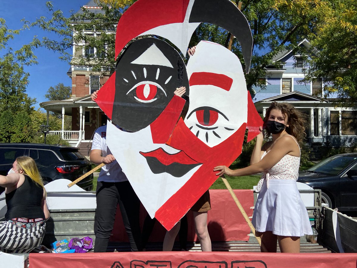 samparry's tweet photo. Gorgeous car for the homecoming parade!!! Art club float!!! #bebrave #boisehigh #beatborah https://t.co/tcYrsrz0xJ