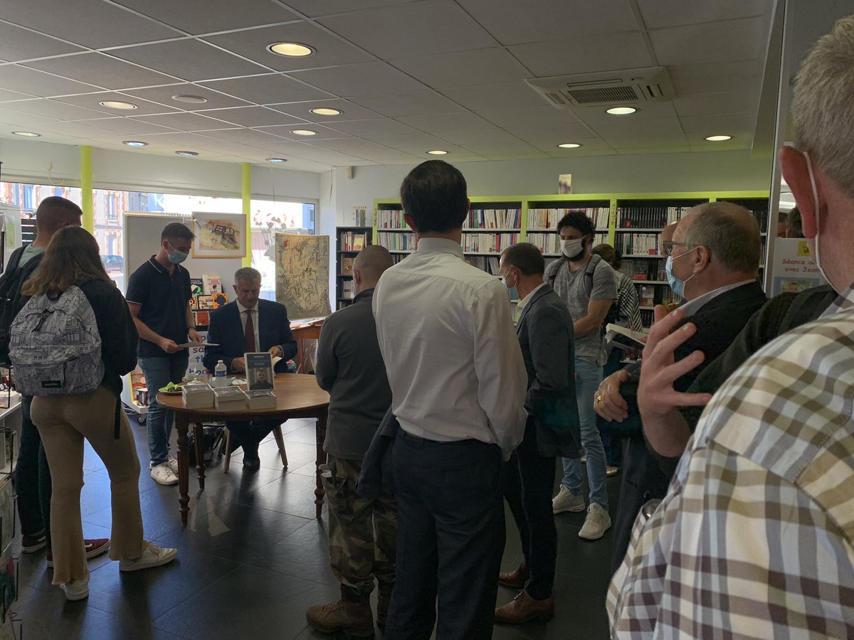 jeanlassalle's tweet image. Merci aux Euréliennes et Euréliens qui sont venus à ma rencontre à la librairie du Coin à #chateaudun. J’ai été enchanté d’échanger avec vous sur l’avenir de notre pays et sur mon projet pour la France #jeanlassalle2022 Aurore ou crépuscule @ResistonsFrance @lecherchemidi