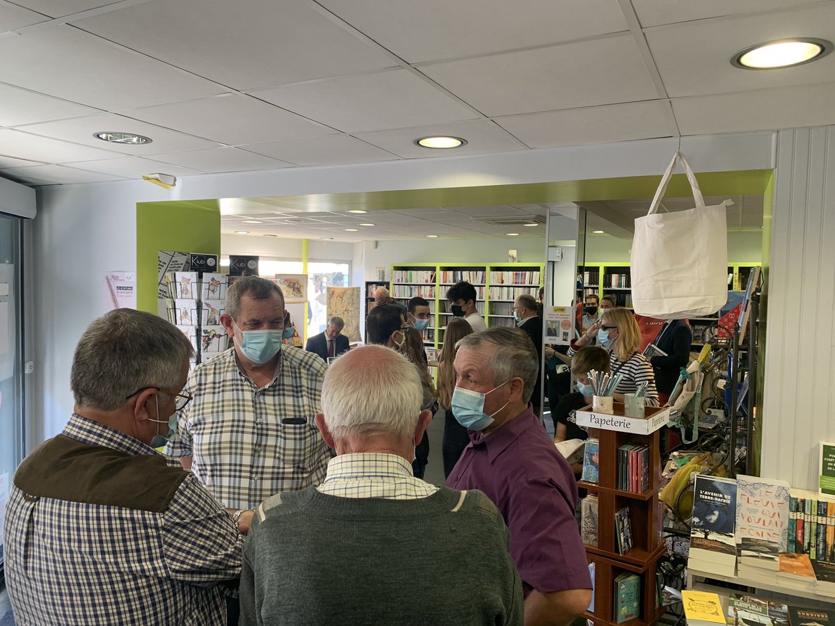 jeanlassalle's tweet image. Merci aux Euréliennes et Euréliens qui sont venus à ma rencontre à la librairie du Coin à #chateaudun. J’ai été enchanté d’échanger avec vous sur l’avenir de notre pays et sur mon projet pour la France #jeanlassalle2022 Aurore ou crépuscule @ResistonsFrance @lecherchemidi