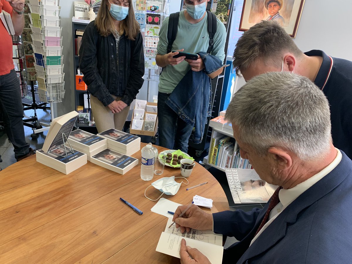 jeanlassalle's tweet image. Merci aux Euréliennes et Euréliens qui sont venus à ma rencontre à la librairie du Coin à #chateaudun. J’ai été enchanté d’échanger avec vous sur l’avenir de notre pays et sur mon projet pour la France #jeanlassalle2022 Aurore ou crépuscule @ResistonsFrance @lecherchemidi