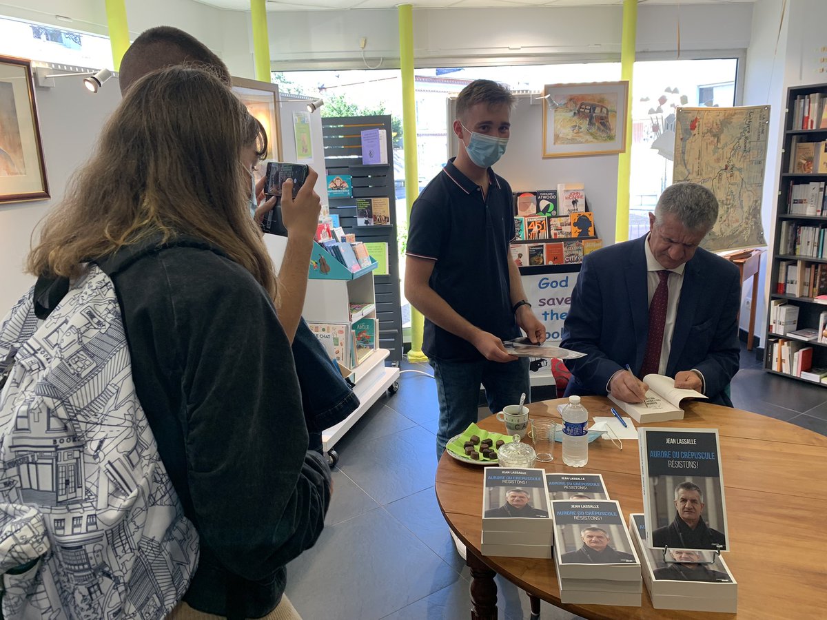 jeanlassalle's tweet image. Merci aux Euréliennes et Euréliens qui sont venus à ma rencontre à la librairie du Coin à #chateaudun. J’ai été enchanté d’échanger avec vous sur l’avenir de notre pays et sur mon projet pour la France #jeanlassalle2022 Aurore ou crépuscule @ResistonsFrance @lecherchemidi