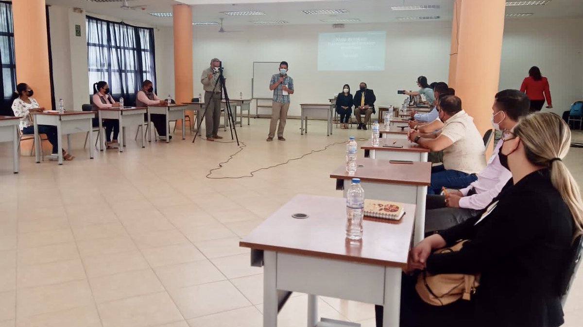 EducacionZ4_Ec's tweet photo. MANTA | Dignificar la carrera docente es prioridad del Ministerio de @Educacion_Ec, en la Unidad Educativa Réplica Manta, se realizó una mesa de trabajo con docentes de #Manabí, como parte del Plan Nacional de Formación Permanente. 
#FuertesPorLaEducación
#JuntosLoLogramos https://t.co/IfcWqD8vuZ