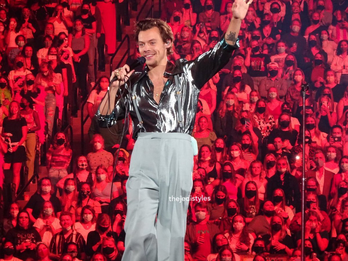Harry en el escenario anoche en St. Paul!

#LoveOnTourStPaul