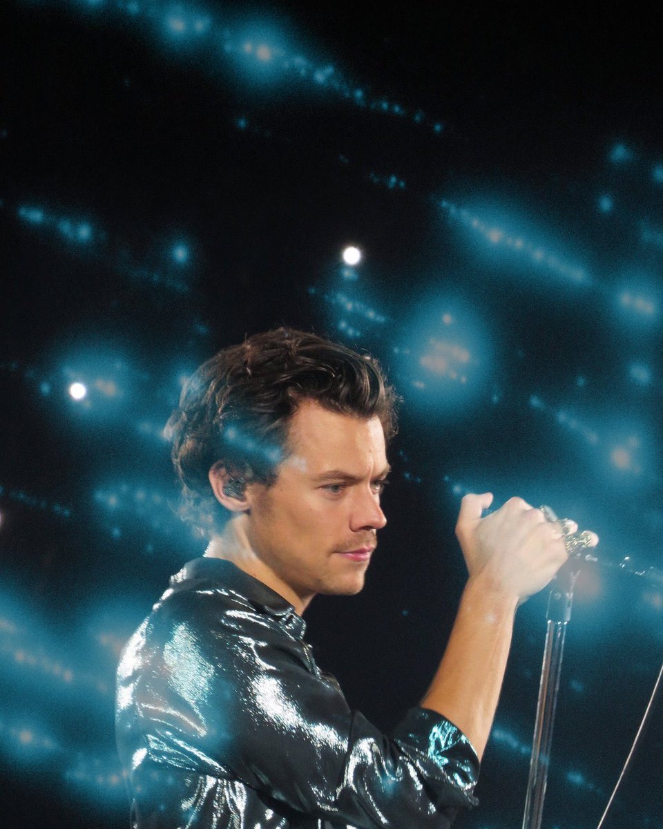Fotos de Harry en el escenario anoche!

#LoveOnTourStPaul