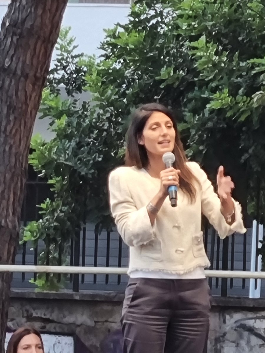 ArchCmc's tweet photo. Ora a Roma con #VirginiaRaggi e #GiuseppeConte https://t.co/VDgltSYS9e