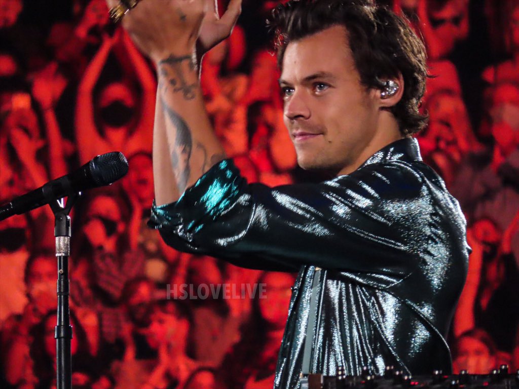 Harry anoche en el escenario en St. Paul!

#LoveOnTourStPaul