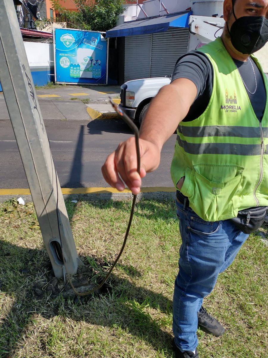 semovep's tweet photo. Nuestro equipo técnico del CEIS-M detectó anomalías en el semáforo de Av. Camelinas y Dr. Ignacio Chávez que presenta daños físicos posiblemente debido a un hecho vial.

 #AlMomento se encuentran evaluando las afectaciones al dispositivo de regulación del tránsito. https://t.co/WwnmOLsVWI