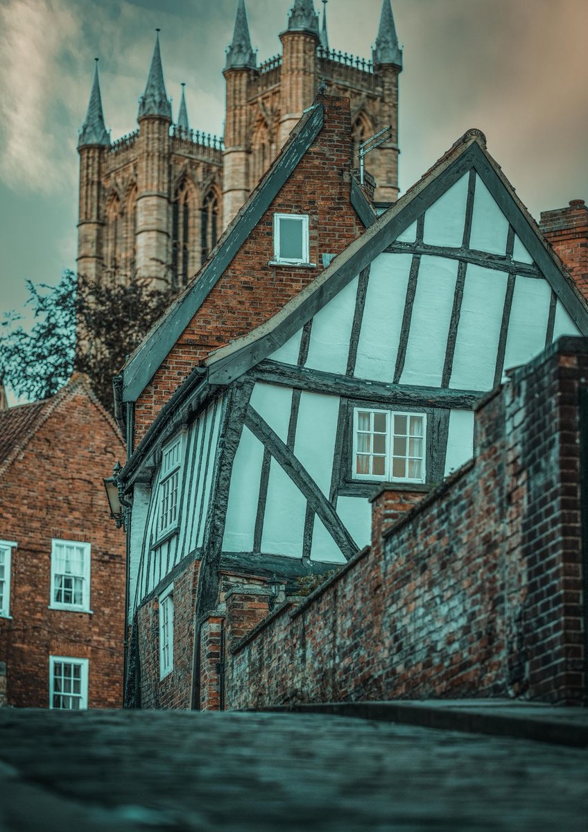 visitlincoln's tweet photo. Historical gems around the city 💎

📸 @scotty_photos capturing some moody skies on Michaelgate, alongside one of the most photographed buildings in the city.

#LoveLincoln #VisitLincoln #SteepHill #Michaelgate #HistoricCity https://t.co/eUWJcP81pi