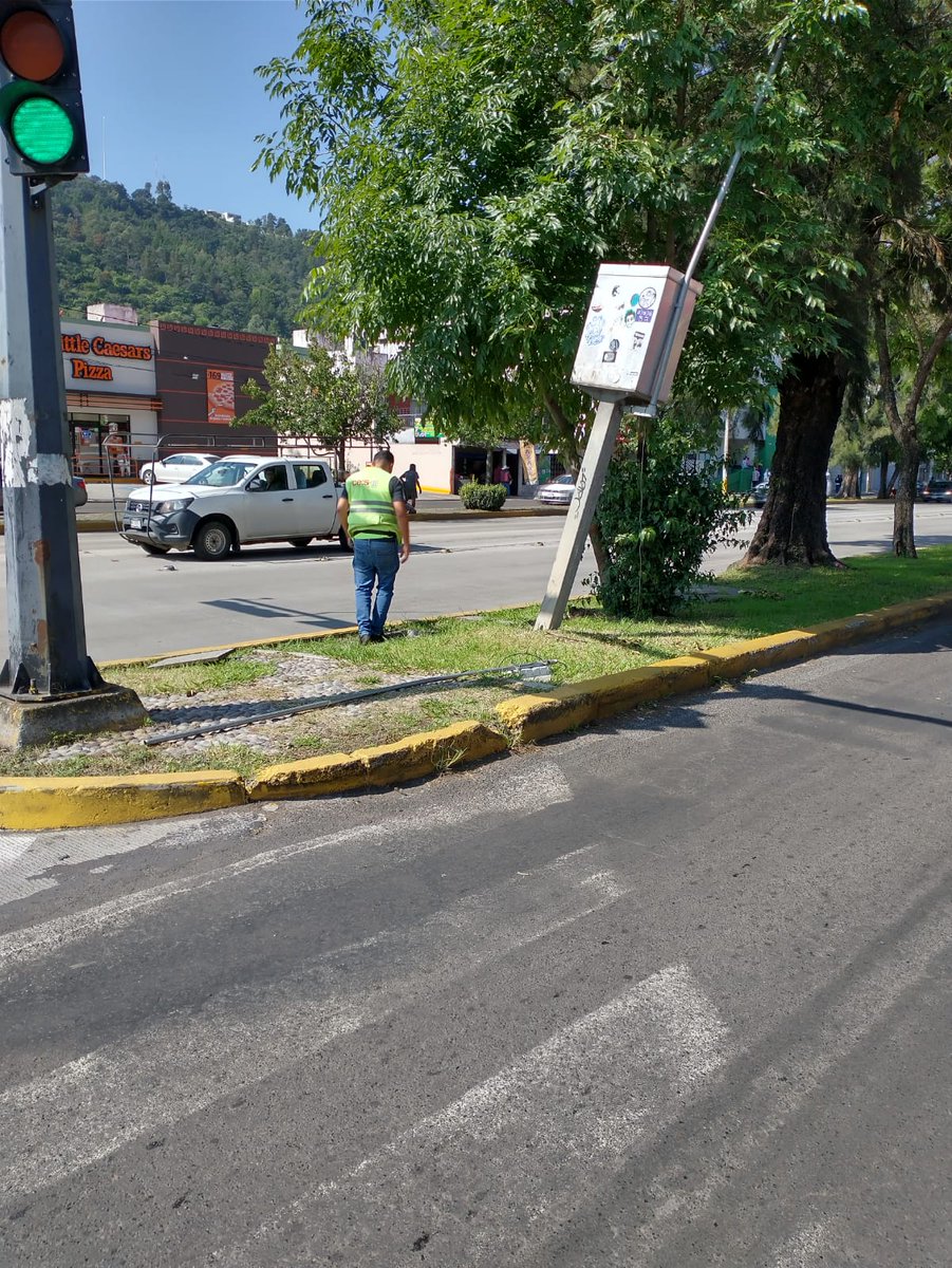 semovep's tweet photo. Nuestro equipo técnico del CEIS-M detectó anomalías en el semáforo de Av. Camelinas y Dr. Ignacio Chávez que presenta daños físicos posiblemente debido a un hecho vial.

 #AlMomento se encuentran evaluando las afectaciones al dispositivo de regulación del tránsito. https://t.co/WwnmOLsVWI