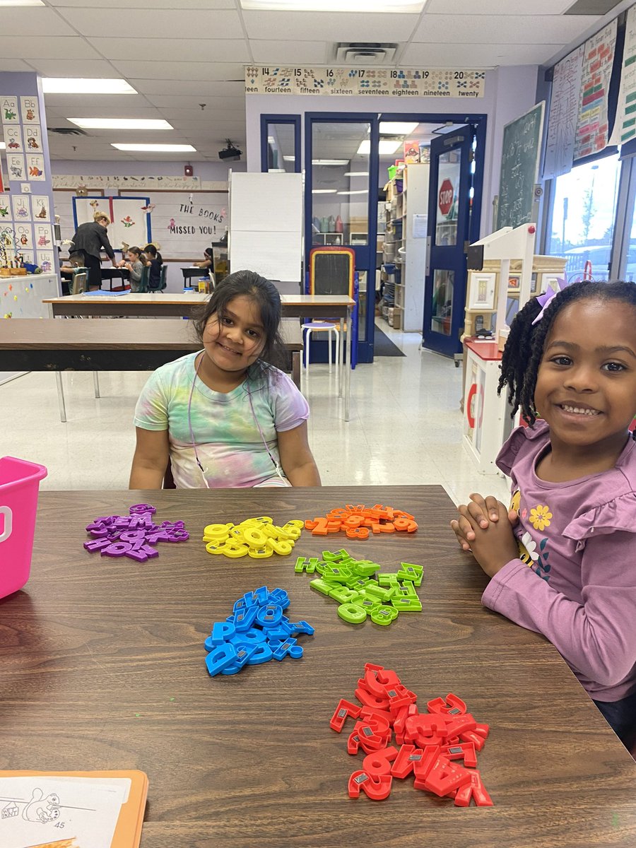 KinderKollegePS's tweet image. Our Kindergartens worked hard sorting colours this morning!                            ❤️💙💛💚💜🧡
#colours #sorting #sortingcolours #stem #stemeducation