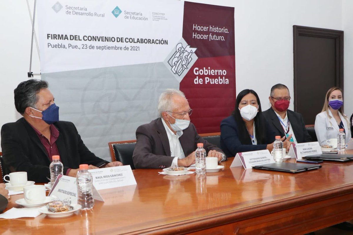 SDRGobPue's tweet photo. Para fortalecer la #RecuperaciónDelCampoPoblano, nuestra Secretaría firmó un convenio de colaboración con @concytep, para beneficiar a las y los productores en el uso de mejores prácticas e incrementar la calidad y los volúmenes de producción. 👩🏽‍🌾👨🏽‍🌾 https://t.co/WMOoZMr3Vr