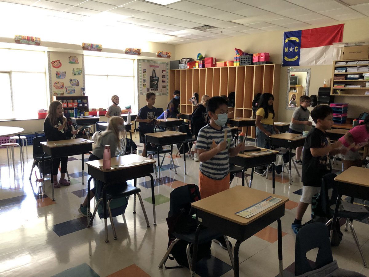 KimberlyCastner's tweet photo. #castnerkids think desk drumming is the coolest! A little reward after working so hard in Reader’s Workshop!@StallingsESNC @UCPSNC @AGHoulihan https://t.co/x87T3ETC7z
