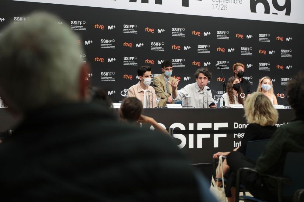 LosIlusosFilms's tweet photo. Hoy presentamos QUIÉN LO IMPIDE en la #SecciónOficial del @sansebastianfes y aquí os dejamos algunas fotos. #PremièreMundial ¡Gracias a todo el equipo #69SSIFF! 
Una película de #JonásTrueba #TúTambiénLoHasVivido En cines el 22 de octubre de la mano de @atalantefilms https://t.co/KE0pGVyyrS