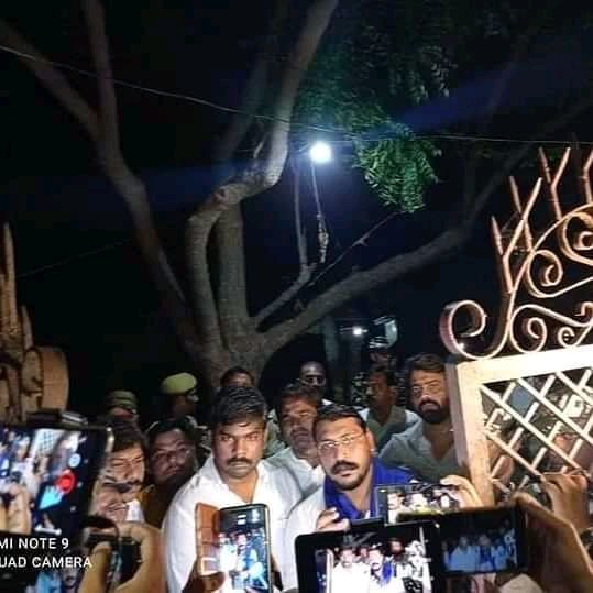 TheTgkTv's tweet photo. भीम आर्मी चीफ @BhimArmyChief पहुंचे हाथरस बूलगढ़ी, पीड़ित परिवार से की मुलाकात, रात परिवार के साथ ही बिताएंगे, कल सुबह 10;30 बजे DM आफिस पर करेंगे धरना। https://t.co/7LC0ctQGO9