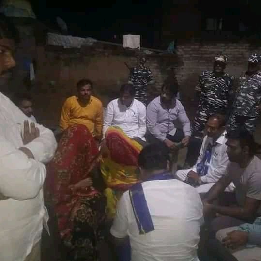 TheTgkTv's tweet photo. भीम आर्मी चीफ @BhimArmyChief पहुंचे हाथरस बूलगढ़ी, पीड़ित परिवार से की मुलाकात, रात परिवार के साथ ही बिताएंगे, कल सुबह 10;30 बजे DM आफिस पर करेंगे धरना। https://t.co/7LC0ctQGO9