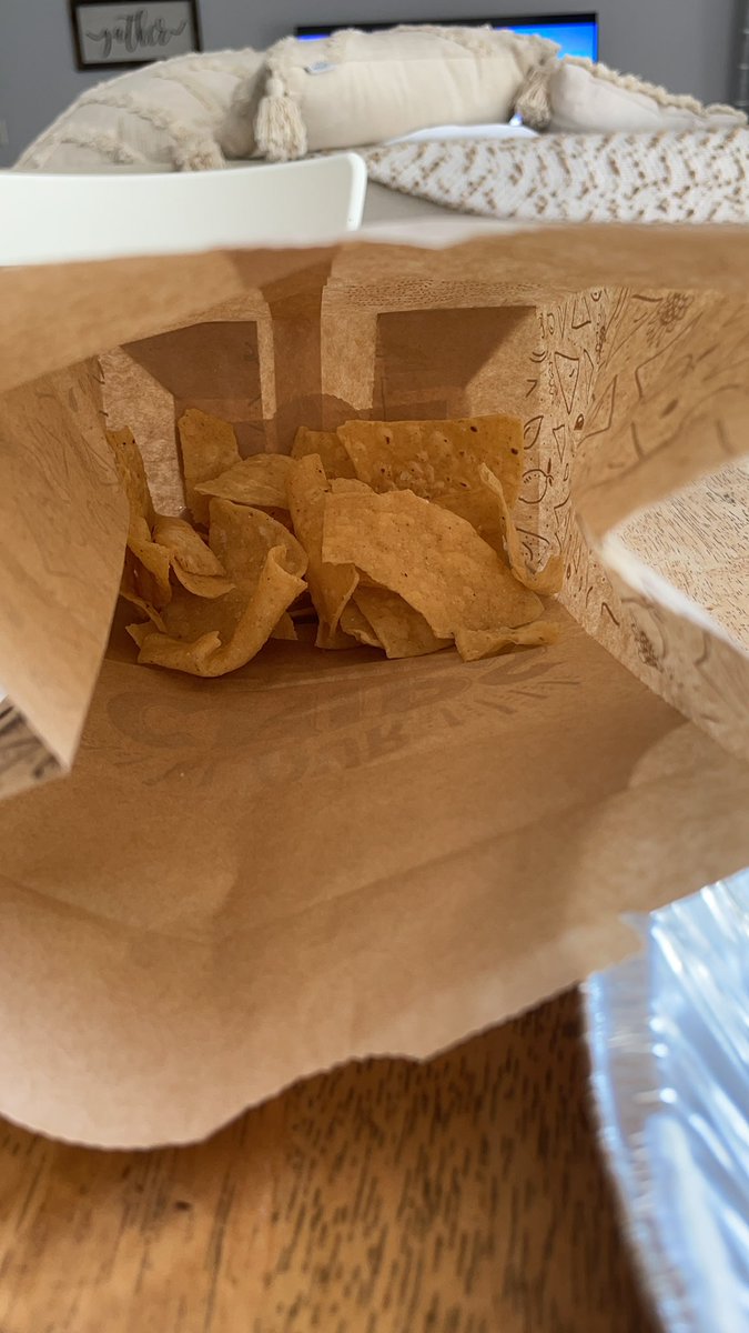 Makophy's tweet photo. @ChipotleTweets disappointed with the amount of chips I get for $3.50. Not to mention they’re stale 🤢 https://t.co/rshxyrkbtf