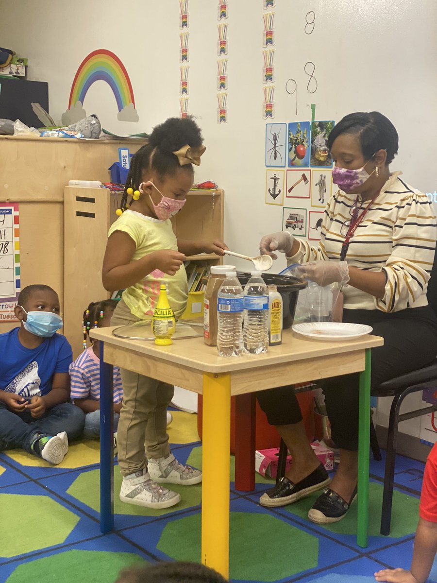 amjackson1022's tweet photo. What do you do when you’re on the theme of apples….make APPLESAUCE🍎🍏 @oakdaleelement @TCSBoardofEd https://t.co/CRDLtUCWYT
