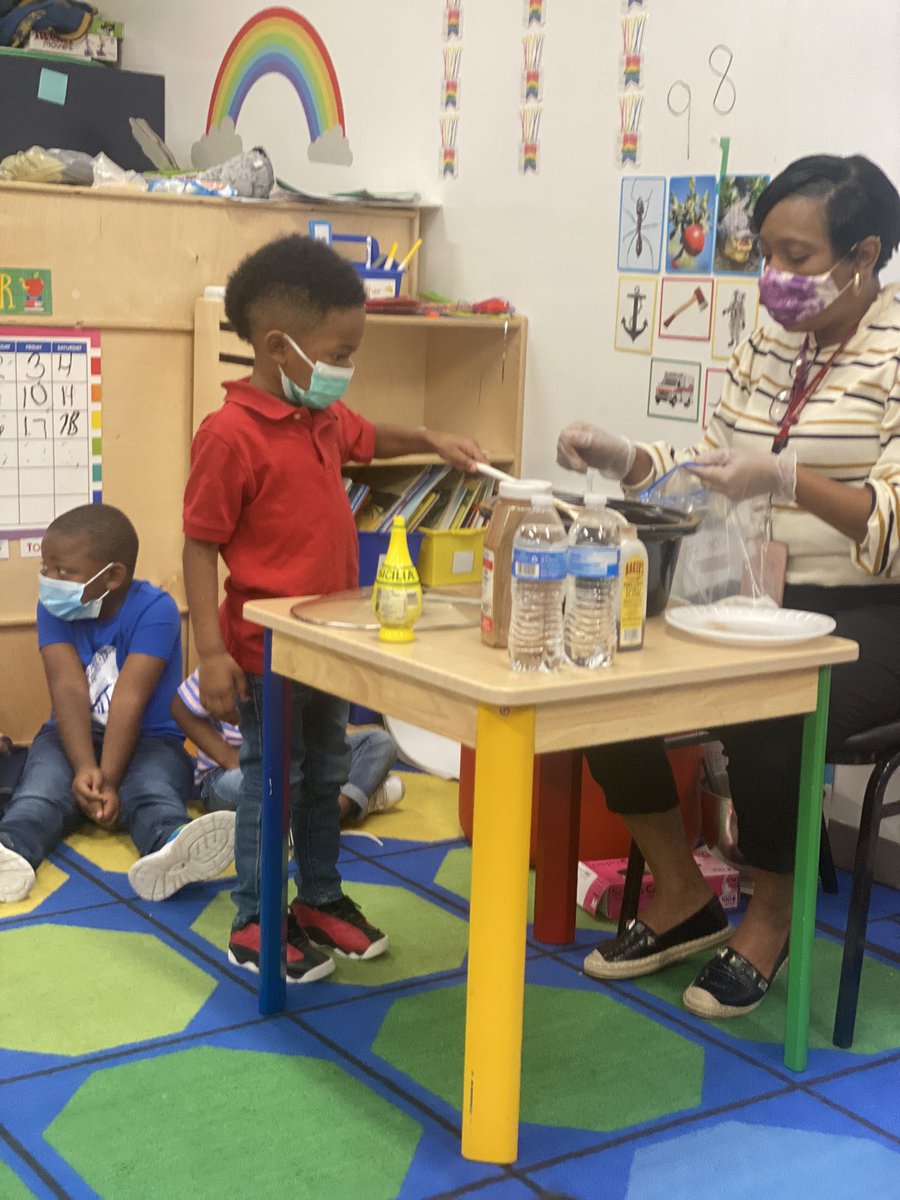 amjackson1022's tweet photo. What do you do when you’re on the theme of apples….make APPLESAUCE🍎🍏 @oakdaleelement @TCSBoardofEd https://t.co/CRDLtUCWYT