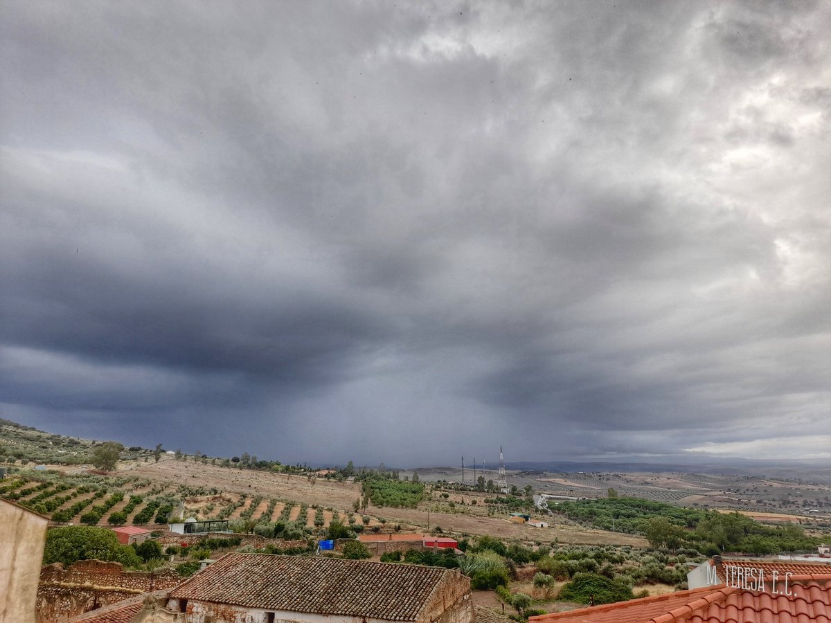 castan_tere's tweet photo. #Tronando ⚡⚡ de nuevo en #Hornachos (#Badajoz) #tiempoextremadura @AEMET_Ext @davidlopezrey @madorobla @carlos_benito @meteocastuera @video2paco @MeteoredES @tiempobrasero @aestahoraex https://t.co/9swnH8yCiO