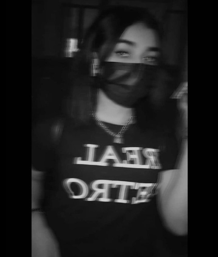 بيلفت نظري جدا اي شيء بسيط ممزوج ب اهتمام حقيقي انك تشوف البساطه ف التعامل افضل من التصنع شخص يبقى معاك ع طبيعتو بتشوف حبو ليك من نظره عينيه مش محتاج تثبت حاجه معاه حتى لو غلطت هو فاهم انك الطف من إنك تأذي حد مش محتاج تبرر معاه موقف "يبخت اي حد عندو ناس بسيطه التعامل .