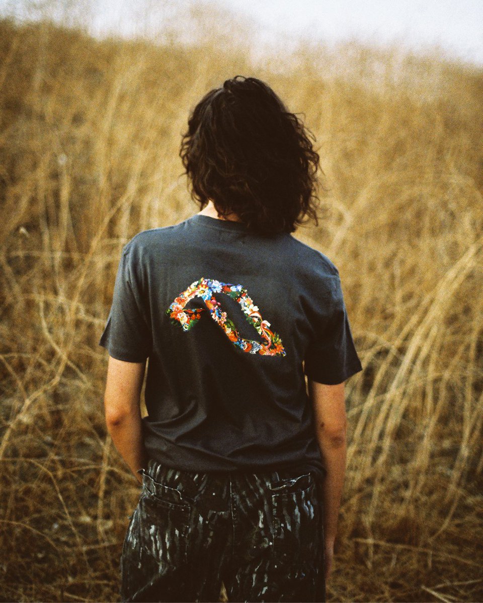Anjunadeep's tweet photo. New items just landed on the Anjunastore 🌸🛍
In collaboration with collage artist Maximillian Malone, we present our new floral capsule collection. Featuring tee, art print, and sustainably sourced tote.
Check it out: https://t.co/f20r4iTtsJ https://t.co/hRIaQlNDUu