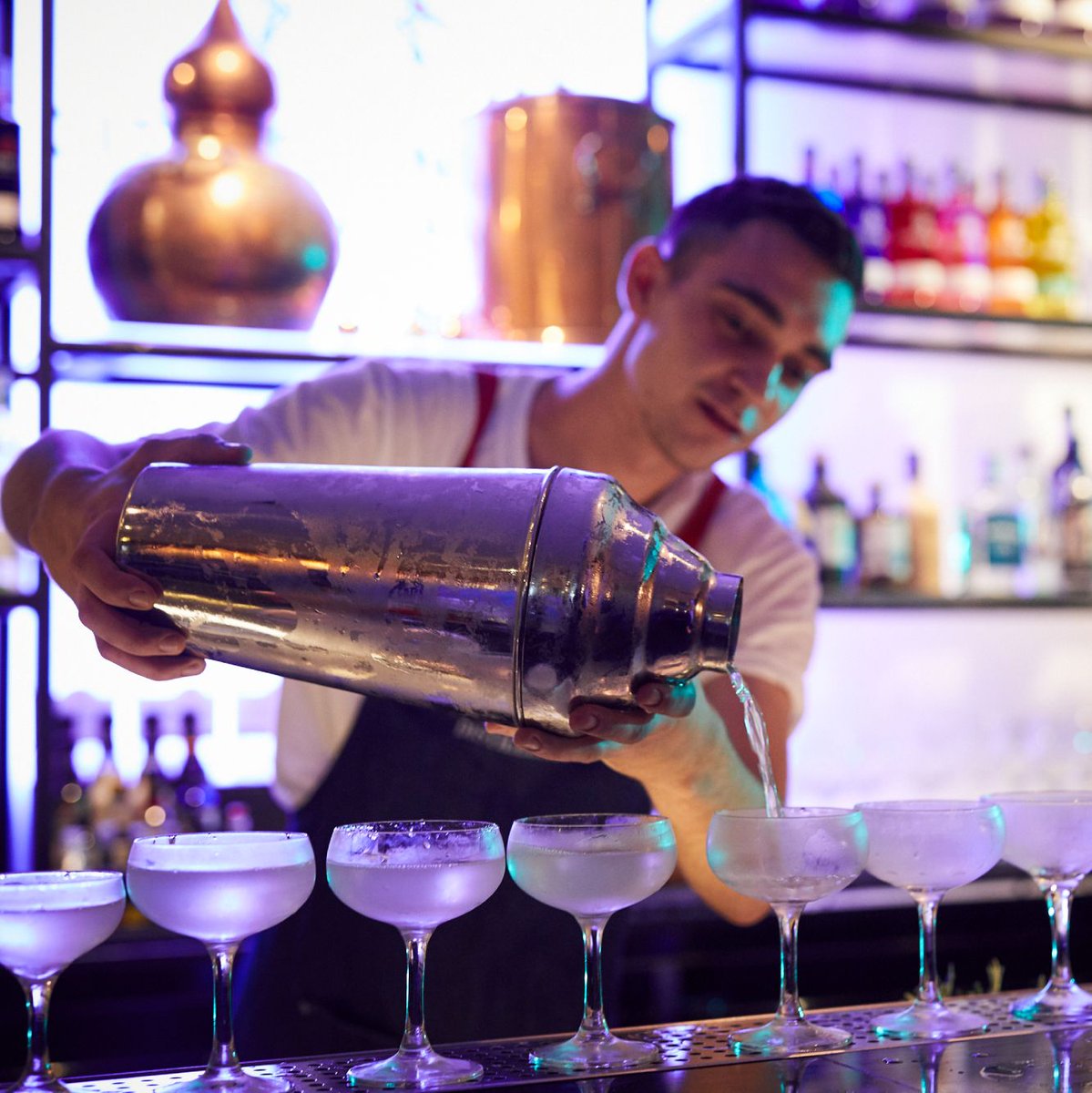Are you ready for the weekend? 👀 Because we most certainly are! 😏 Our bartenders are raring to go and ready to serve up a storm of insanely delicious drinks, at the #CityofLondonDistillery. What cocktail will you be indulging in this evening? 🍸 #WhitleyNeillGin