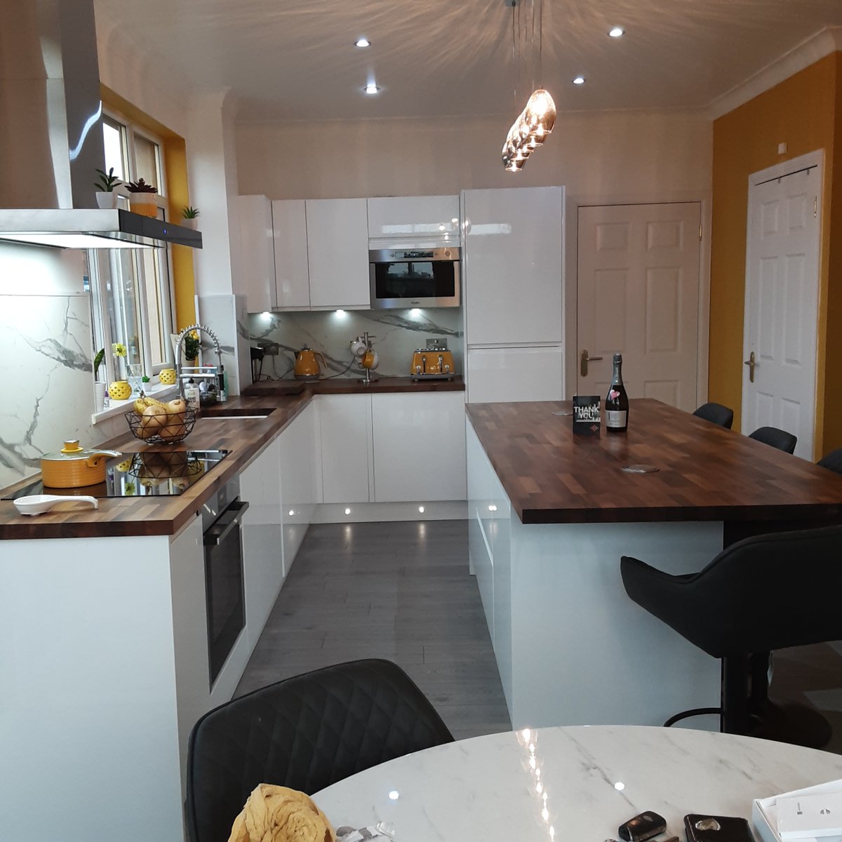 thekitchendepot's tweet image. Find the perfect kitchen for you online now 👉  bit.ly/2RclPkH

The Ross's wonderful new Sienna Gloss White kitchen is both stylish and functional with a stunning, mirror-like finish and solid wood walnut worktops 💛  #TheKitchenDepot #whitekitchen #glosskitchen #kitchen